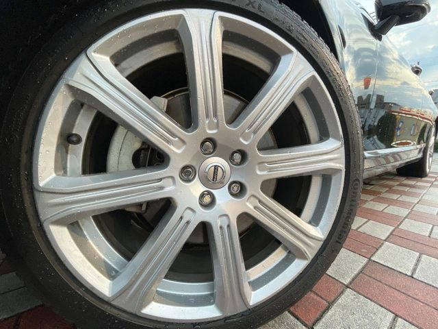 ●純正20インチアルミホイール:輸入車ならではの卓越した走りを支えるホイールと足回りです!日本車の走りに慣れている方にもぜひ体感して頂きたいほど、高いレベルでまとまっています!