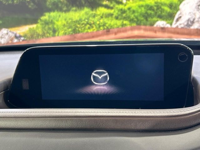 【マツダコネクト】車内の雰囲気にマッチした一体型タイプのディスプレイ。各種車輌設定やBluetooth再生等、様々な機能が楽しめます。専用SDカードのご購入で、ナビ機能も使用出来ます。