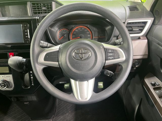 �C���e���A�ɍ��킹���f�U�C���̃X�e�A�����O�́A�^�]�������̂��Ƃ��l���A�^�]���₷���`��A�傫���ł��B�����x�A���ۂɐG���Ă��m���߂��������B