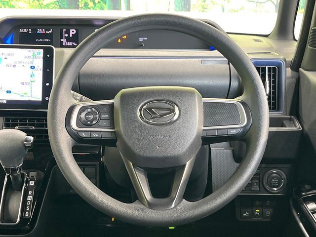 �C���e���A�ɍ��킹���f�U�C���̃X�e�A�����O�́A�^�]�������̂��Ƃ��l���A�^�]���₷���`��A�傫���ł��B�����x�A���ۂɐG���Ă��m���߂��������B