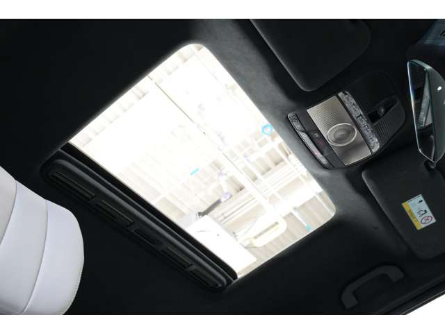 ガラススライディングルーフも専用装備。開放感と非日常感を味わうことが出来ます。