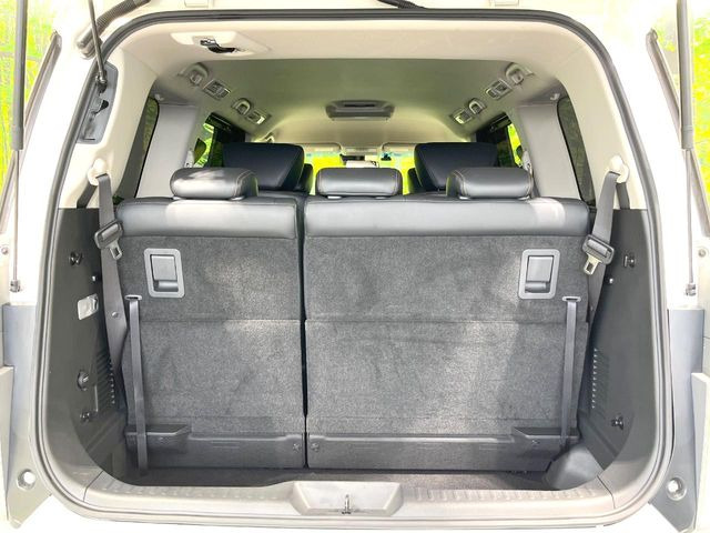 ���i�̂���������ʋ΁A���}���ɏ\���ȉ׎��X�y�[�X���m�ۂ��Ă���܂��B�Z�J���h�V�[�g��|���ƁA�傫�ȉו��̐ύڂ��\�ł���