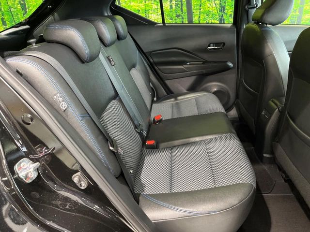 後部座席も気になるようなキズ・汚れやへたり等、大きなダメージはなく、良好な状態です。