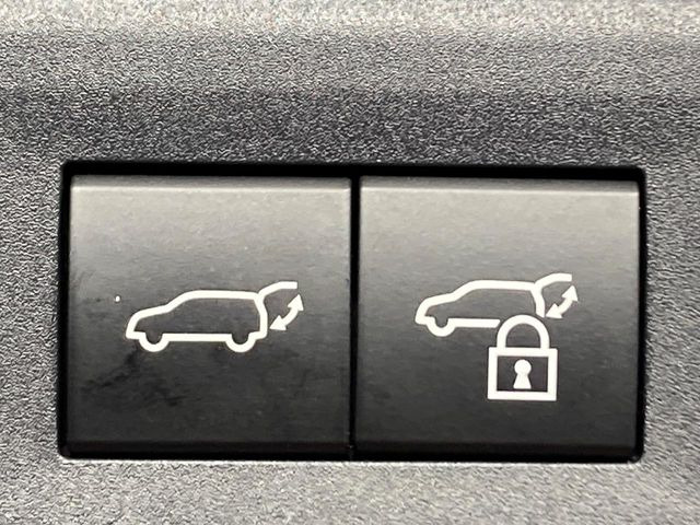 【パワーバックドア】スマートキーや運転席のボタンを押すだけでリアゲートが自動で開閉します!荷物を持っている時や、高い位置にあるバックドアを閉める際に便利な機能です♪