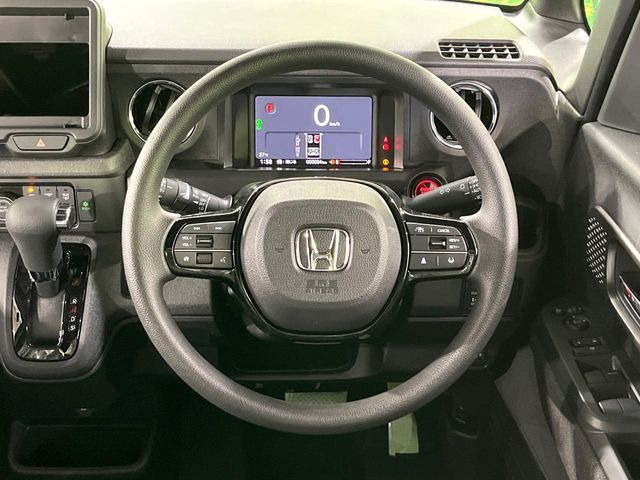 【車線維持支援システム】高速道路走行時、車線からはみ出しそうな時にステアリングを制御。より安心・安全な運転をサポートしてくれます!