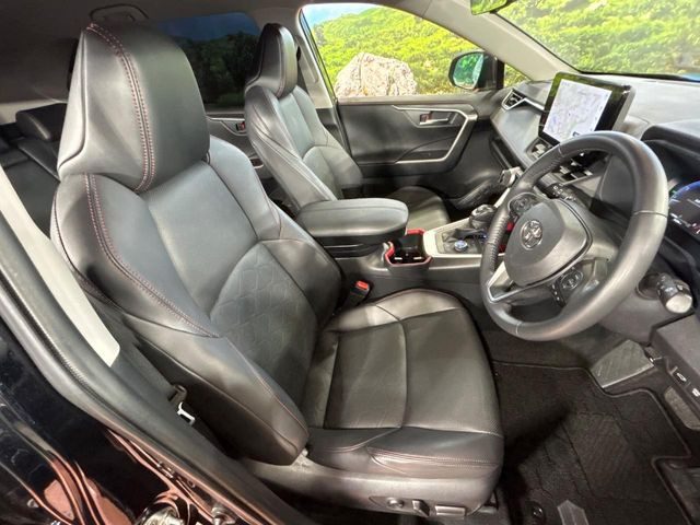 【合皮レザーシート】汚れのふき取りが容易でメンテナンスもが簡単な、機能性に優れる合成皮革を採用した上質なシートです。座り心地もよく、高級感あふれる心地良い車内空間を演出してくれます。