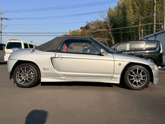 当店在庫は外装、内装クリーニング後に展示し、併せて事故修復歴の有無、メーター改ざん歴の有無も第三者機関による検査を全台実施しております。車検、整備、鈑金塗装も自社で対応できますのでご安心ください。