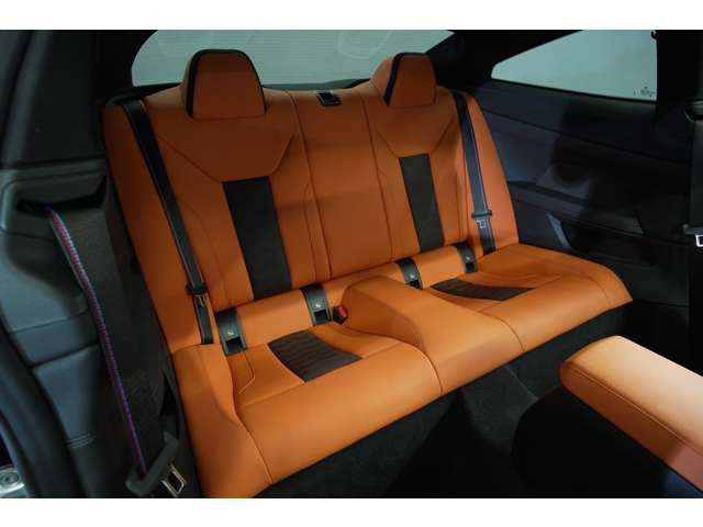 後部座席にはチャイルドシートが装着可能です。背面を倒せばトランクスルーが可能となり、長尺物の積載もできます。