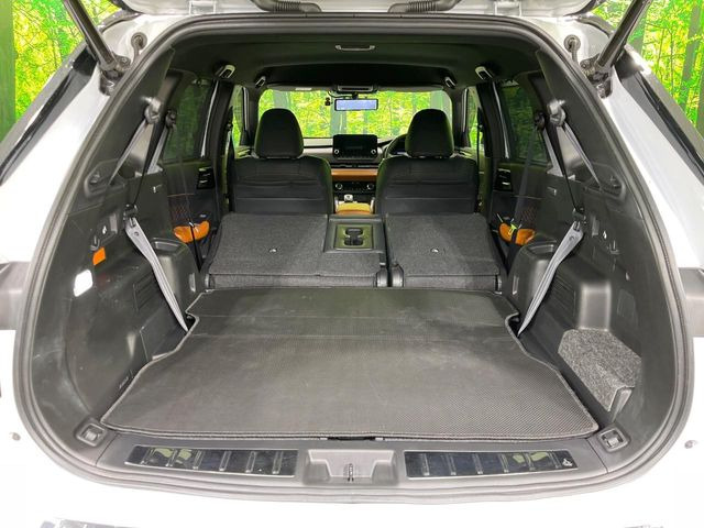 後席を格納すると、これだけの広さが!シーンに合わせたシートアレンジで、大きな荷物も積むことが出来ます♪