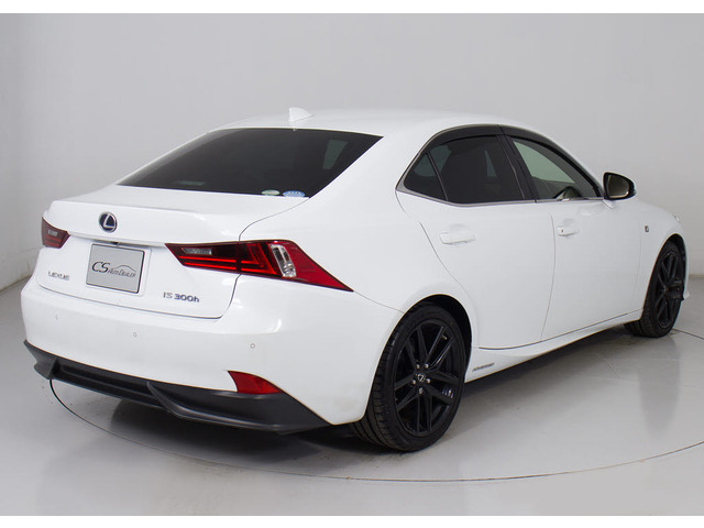 個性的なリアビューで御座います。精悍な佇まいは高級車ならではです。