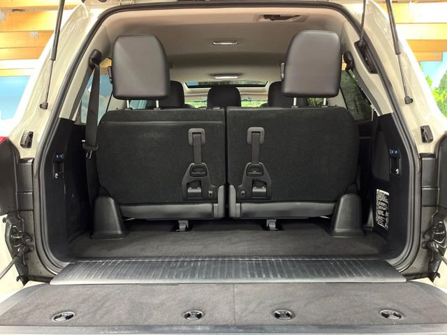 普段のお買い物や通勤、送迎等に十分な荷室スペースを確保しております。セカンドシートを倒すと、大きな荷物の積載も可能です♪