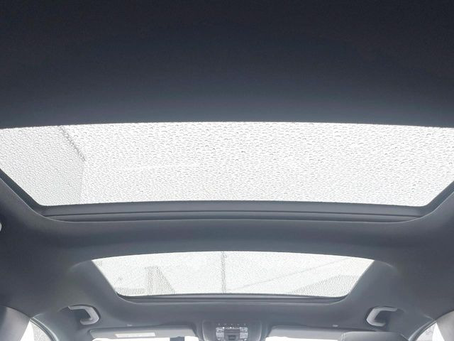 ●パノラミックスライディングルーフ::大迫力のパノラマルーフは、後部座席にまで続いており、開放的な空間をお楽しみいただけます。