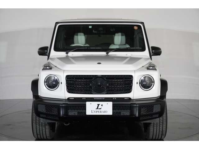 専用ボディカラーのマグノオパリスホワイトを纏ったエクステリアが上品なアピールを行います。