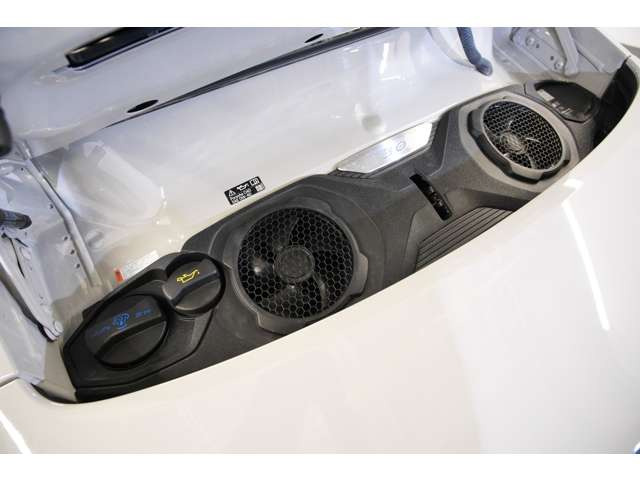 ・レーシングイエロースポーツクロノストップウォッチ&デジタルレブカウンター 81,000・レーシングイエローシートベルト 66,000・ポルシェロゴLEDドアカーテシーライト 27,000