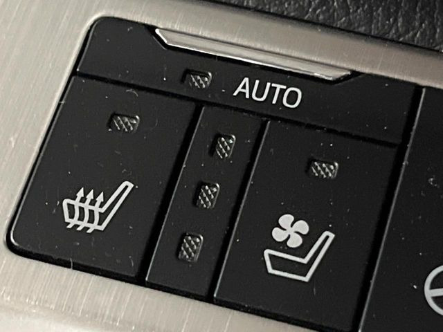 【シートベンチレーション】夏場は涼しい風でお尻や背中の熱やムレを防ぎ、冬はエアコンよりも早く温まってポカポカに!季節を問わず快適に過ごせます。