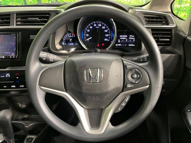 �C���e���A�ɍ��킹���f�U�C���̃X�e�A�����O�́A�^�]�������̂��Ƃ��l���A�^�]���₷���`��A�傫���ł��B�����x�A���ۂɐG���Ă��m���߂��������B