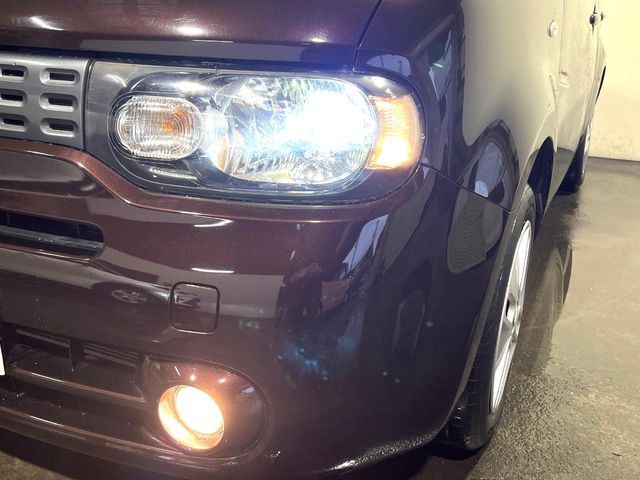 【HIDヘッドライト】非常に明るく前方を照らしてくれるので、悪天候や夜間の走行時も視界良好で安心してお乗りいただけます。