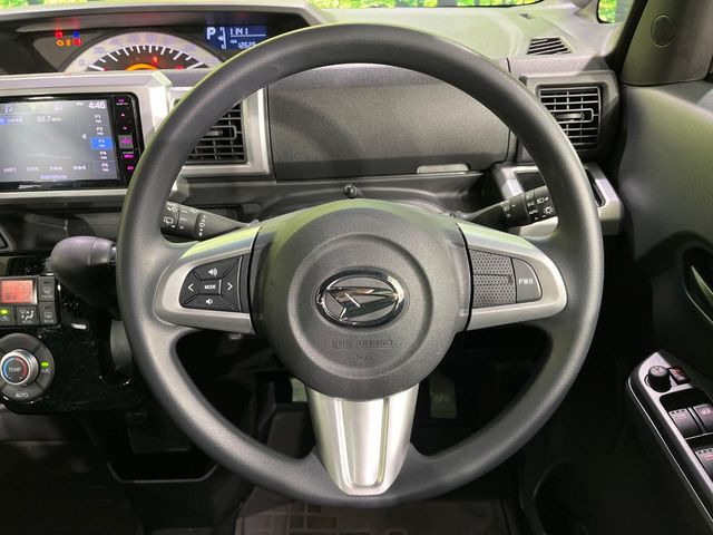 インテリアに合わせたデザインのステアリングは、運転される方のことも考え、運転しやすい形状、大きさです。是非一度、実際に触ってお確かめください。