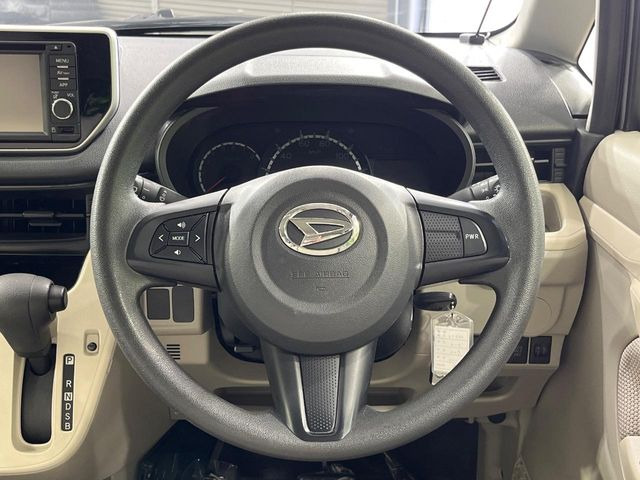 �C���e���A�ɍ��킹���f�U�C���̃X�e�A�����O�́A�^�]�������̂��Ƃ��l���A�^�]���₷���`��A�傫���ł��B�����x�A���ۂɐG���Ă��m���߂��������B