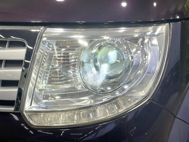 【HIDヘッドライト】非常に明るく前方を照らしてくれるので、悪天候や夜間の走行時も視界良好で安心してお乗りいただけます。