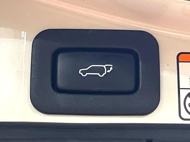 【パワーバックドア】スマートキーや運転席のボタンを押すだけでリアゲートが自動で開閉します!荷物を持っている時や、高い位置にあるバックドアを閉める際に便利な機能です♪