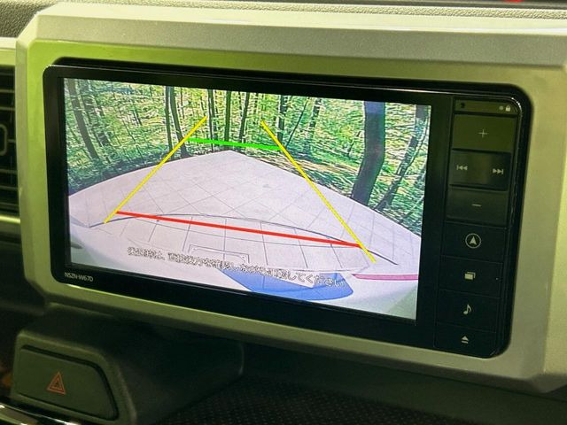 【バックカメラ】駐車時に後方がリアルタイム映像で確認できます。大型商業施設や立体駐車場での駐車時や、夜間のバック時に大活躍!運転スキルに関わらず、今や必須となった装備のひとつです!