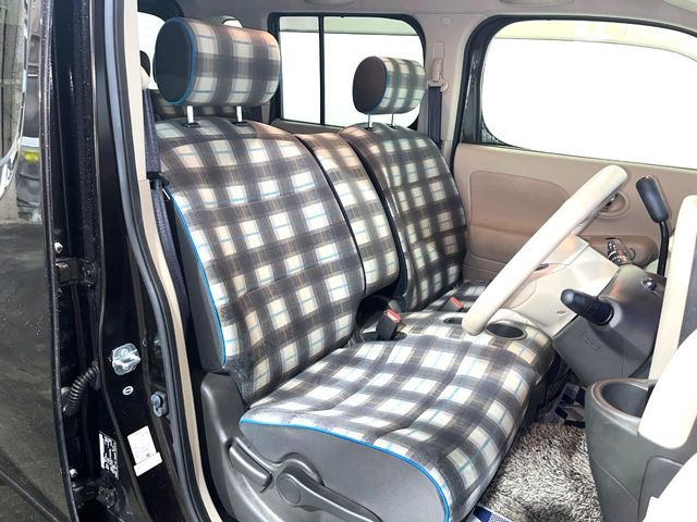 運転席シート廻りは使用感も少なく、良好な状態となっています。丁寧に使われていたことがよくわかりますね。