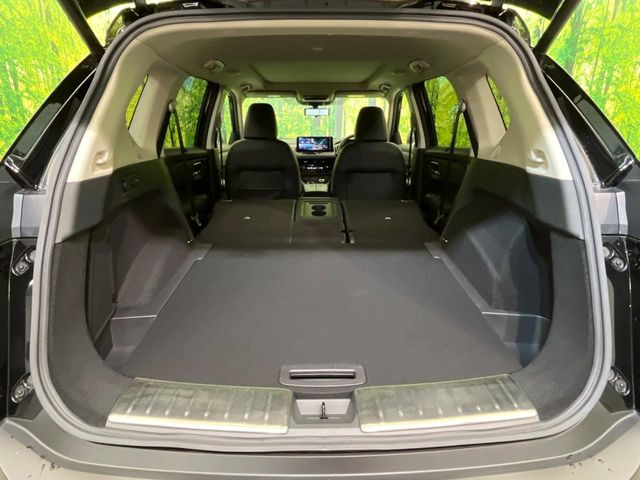 ���i�̂���������ʋ΁A���}���ɏ\���ȉ׎��X�y�[�X���m�ۂ��Ă���܂��B�Z�J���h�V�[�g��|���ƁA�傫�ȉו��̐ύڂ��\�ł���