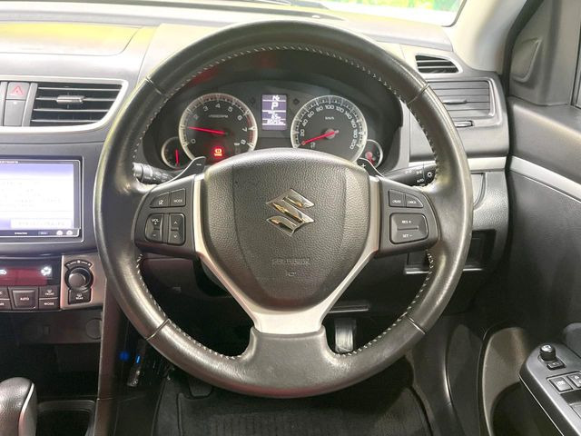 ステアリングも使用感が少なく、きれいな状態となっております♪