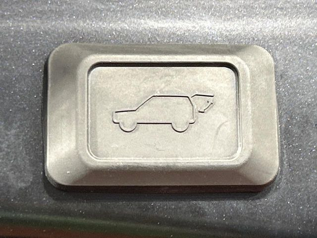 【パワーバックドア】スマートキーや運転席のボタンを押すだけでリアゲートが自動で開閉します!荷物を持っている時や、高い位置にあるバックドアを閉める際に便利な機能です♪