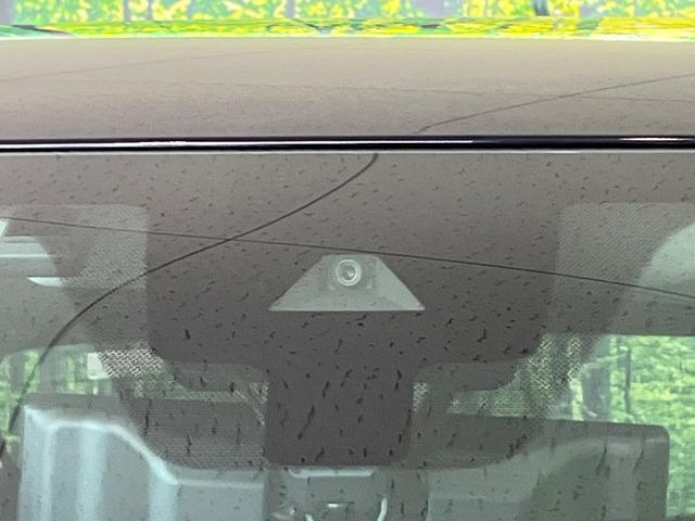 【インテリジェントエマージェンシーブレーキ】フロントカメラで前方の車両や歩行者を検知。衝突しそうな時は衝突被害軽減ブレーキが作動、衝突回避をサポート。より安全にドライブをお楽しみいただけます。