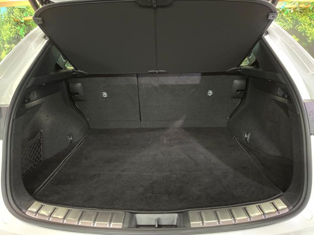 ラゲッジルームは、大容量のスペースを確保。普段のお買い物からレジャーまで、幅広く活躍してくれます!また、リアシートを倒すことでバリエーション豊かにお使いいただけます。
