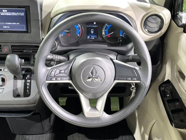 �C���e���A�ɍ��킹���f�U�C���̃X�e�A�����O�́A�^�]�������̂��Ƃ��l���A�^�]���₷���`��A�傫���ł��B�����x�A���ۂɐG���Ă��m���߂��������B