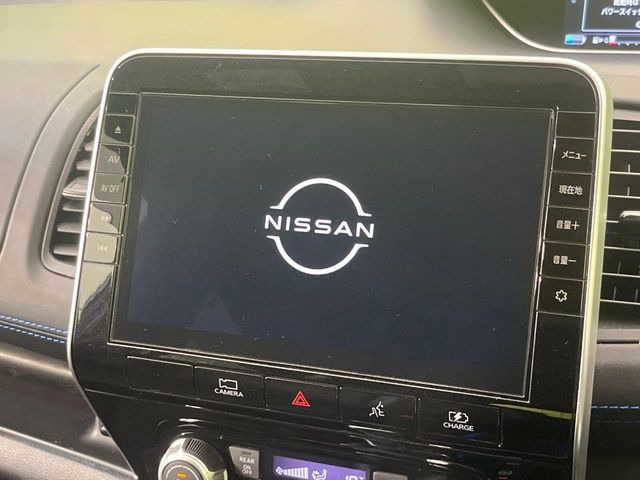 【純正10型ナビ】人気の純正ナビを装備しております。ナビの使いやすさはもちろん、オーディオ機能も充実!キャンプや旅行はもちろん、通勤や買い物など普段のドライブも楽しくなるはず♪