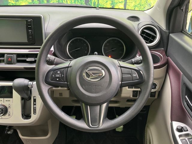 インテリアに合わせたデザインのステアリングは、運転される方のことも考え、運転しやすい形状、大きさです。是非一度、実際に触ってお確かめください。