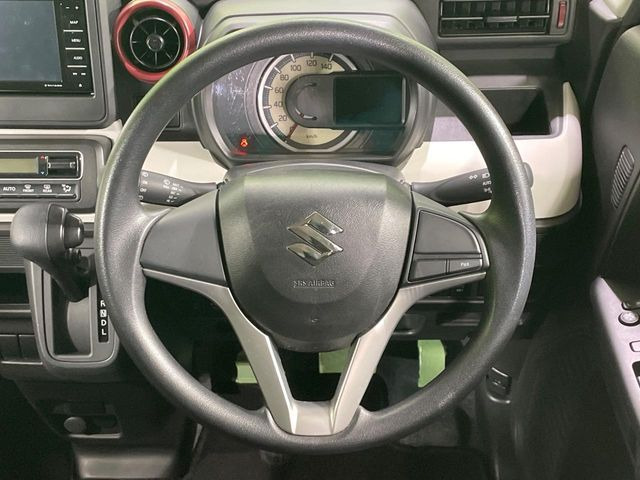 �C���e���A�ɍ��킹���f�U�C���̃X�e�A�����O�́A�^�]�������̂��Ƃ��l���A�^�]���₷���`��A�傫���ł��B�����x�A���ۂɐG���Ă��m���߂��������B