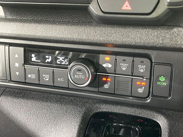 【オートエアコン】一度お好みの温度に設定すれば、車内の温度を検知し風量や温度を自動で調整。暑い&hellip;寒い&hellip;と何度もスイッチ操作をする必要はありません。快適な車内空間には必須の機能ですね♪