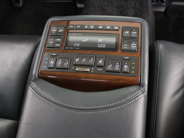 ★後席もVIP装備!後席センターコンソールの画像です!こちらのお車には、後席にもパワーシートが装備されています!更にオーディオなども後席から操作出来るなど豪華!ゲストに喜んで頂ける装備ですね!