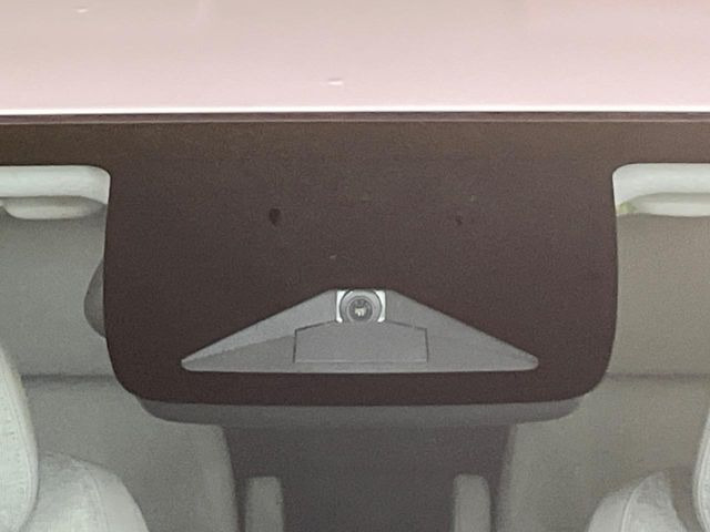 【ホンダセンシング】走行中に前方の車両等を認識し、衝突しそうな時は警報とブレーキで衝突回避と被害軽減をアシスト。より安全にドライブをお楽しみいただけます。