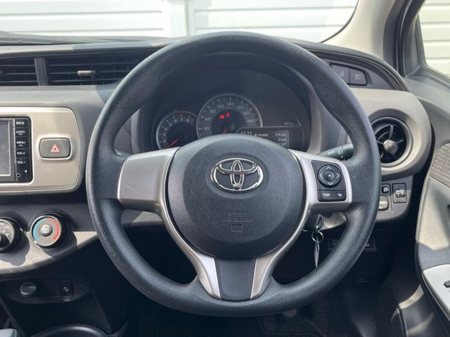 �C���e���A�ɍ��킹���f�U�C���̃X�e�A�����O�́A�^�]�������̂��Ƃ��l���A�^�]���₷���`��A�傫���ł��B�����x�A���ۂɐG���Ă��m���߂��������B