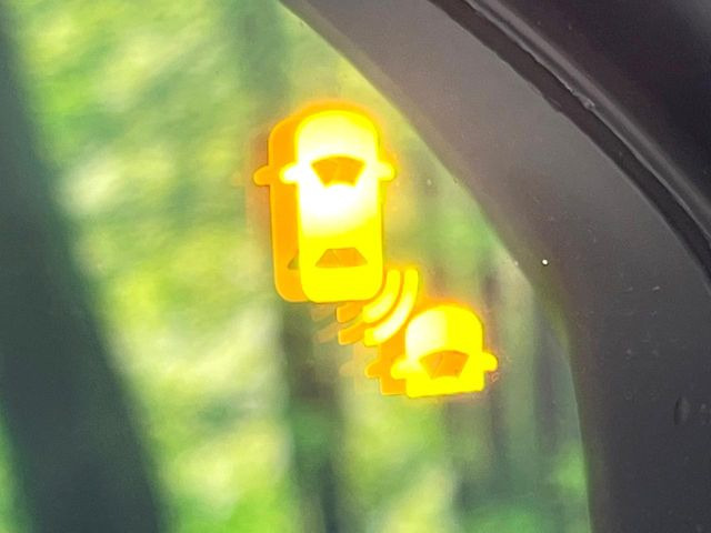 【ブラインドスポットインフォメーション】走行中、ドアミラーの死角になりやすい箇所に後続車が接近するとサイドミラー付近に警告を表示、ドライバーに注意喚起をしてくれます。