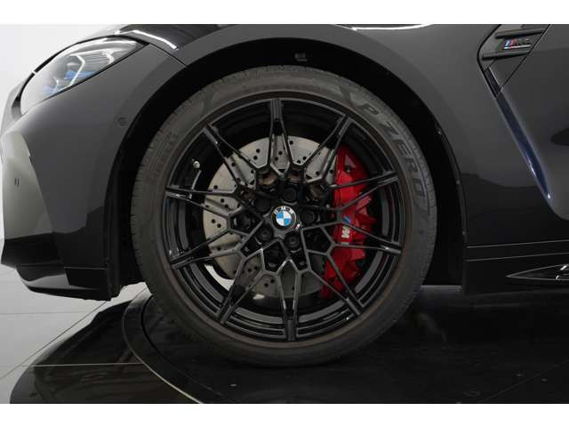 足元には19/20インチ鍛造ホイールを装備しております。