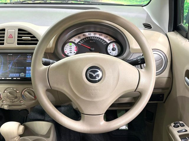 インテリアに合わせたデザインのステアリングは、運転される方のことも考え、運転しやすい形状、大きさです。是非一度、実際に触ってお確かめください。