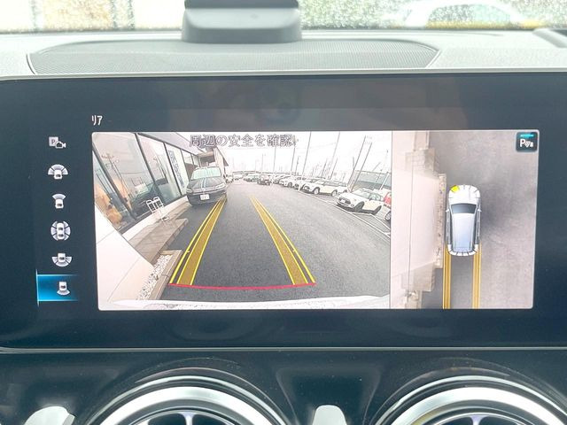 ●パノラミックビューモニター:専用のカメラにより、上から見下ろしたような視点で360度クルマの周囲を確認することができます☆死角部分も確認しやすく、狭い場所での切り返しや駐車もスムーズに行えます。