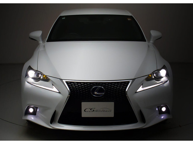 フロントビューの存在感をご覧ください!!ヘッドライトは視界良好のライト、さらにフォグライト搭載。デザイン性も高いのが特権です。