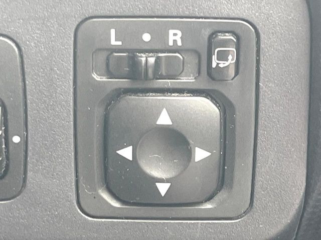 �y�d���i�[�~���[�z�T�C�h�~���[�͓d���i�[���ƂȂ��Ă���A�������ԏ�ł��L�Y�������X�N��}�����܂��B