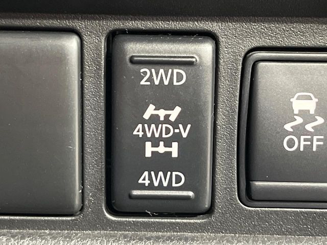 �y�I�[�����[�h4&times;4�z2WD/4WD���[�h����y�ɐ؂�ւ��\�B�R��d����2WD�A�X�^�b�N���ɖ𗧂�LOCK�AAUTO���[�h�ł�4WD�̔z���������Œ������A�H�ʏ󋵂��킸���肵��������T�|�[�g�B