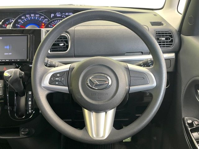 �C���e���A�ɍ��킹���f�U�C���̃X�e�A�����O�́A�^�]�������̂��Ƃ��l���A�^�]���₷���`��A�傫���ł��B�����x�A���ۂɐG���Ă��m���߂��������B