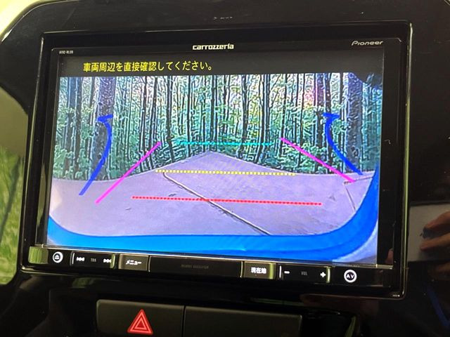 【バックカメラ】駐車時に後方がリアルタイム映像で確認できます。大型商業施設や立体駐車場での駐車時や、夜間のバック時に大活躍!運転スキルに関わらず、今や必須となった装備のひとつです!