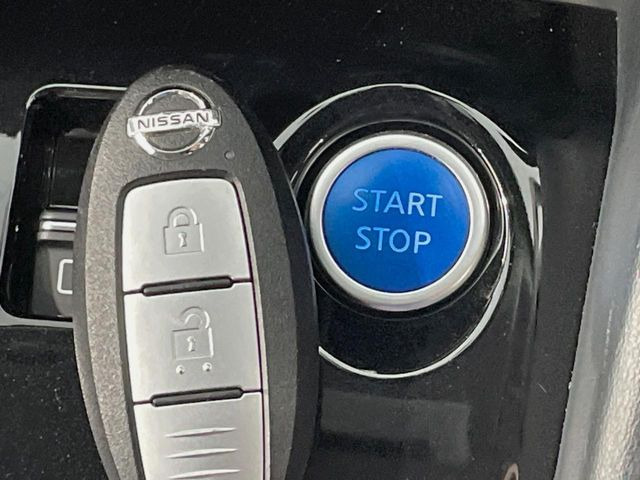 【インテリジェントキー】カバンやポケットに入れたままでもドアの施錠・解錠が可能なスマートキーを装備。エンジンのオン・オフ時もカギを取り出す必要が無いからとっても便利です♪